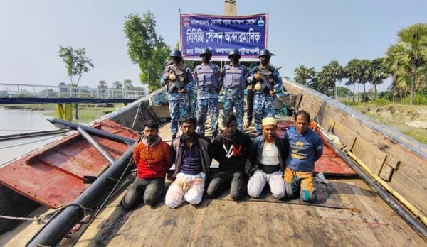 কলাপাড়ায় অবৈধ আর্টিসানাল ট্রলিং বোটসহ ৫ জেলে আটক 