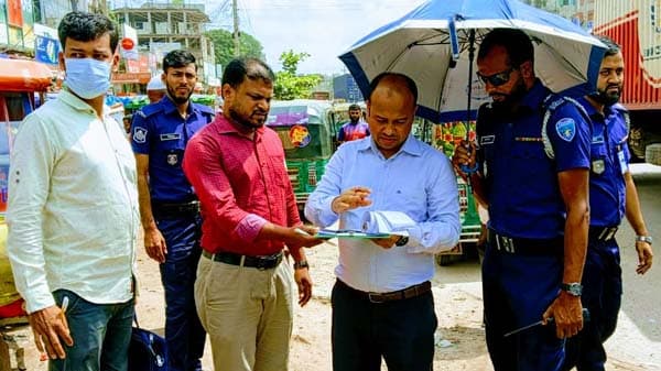 দেবীদ্বারে জলাধার ভরাট করায় ভ্রাম্যমান আদালতে জরিমানা