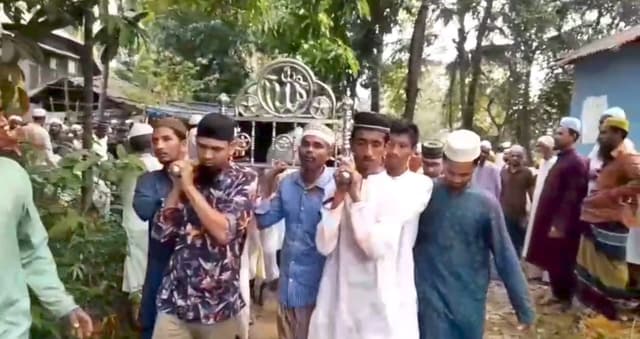 বাবার শেষ বিদায়ের দিনেও পরীক্ষার হলে মেহনাব