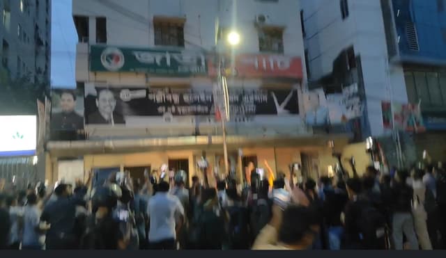 কাকরাইলে জাতীয় পার্টি কার্যালয়ে হামলা, উত্তেজনা বিরাজ