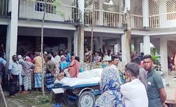 হিজলায় জেলেদের মাঝে চাল বিতরণ 