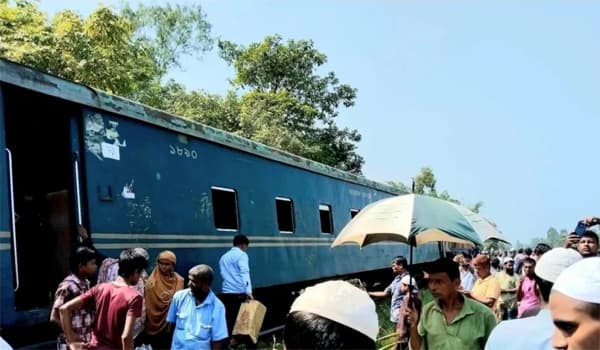 লাকসামে কর্ণফুলি এক্সপ্রেস লাইনচ্যুত, ঢাকা-চট্টগ্রাম রেল যোগাযোগ বন্ধ