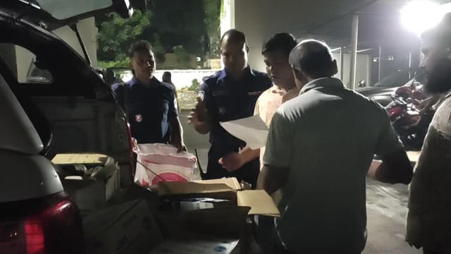 ঠাকুরগাঁওয়ে প্রাণীসম্পদ গাড়ি থেকে মেয়াদোত্তীর্ণ ওষুধ উদ্ধার, ড্রাইভার আটক