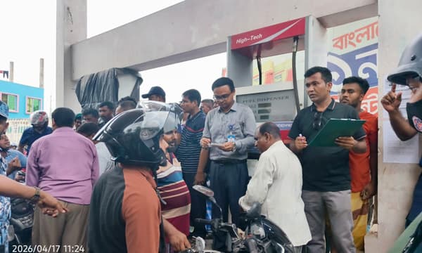দৌলতদিয়ায় তেল নিতে এসে জরিমানা গুনলেন তিন মোটরসাইকেল চালক