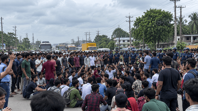 কুমিল্লায় সপ্তম শ্রেণির শিক্ষার্থী অপ্রতিম হত্যার প্রতিবাদে মহাসড়ক অবরোধ