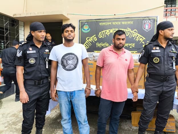 জামালপুরে ৫ লাখ ভারতীয় ব্লেডসহ মাইক্রোবাস জব্দ, আটক ২