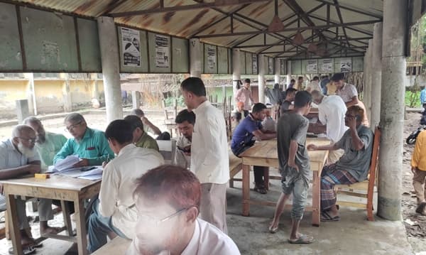 ঠাকুরগাঁওয়ে দলিল লেখার নামে চাঁদাবাজির রাজত্ব! ক্ষুব্ধ জনতা