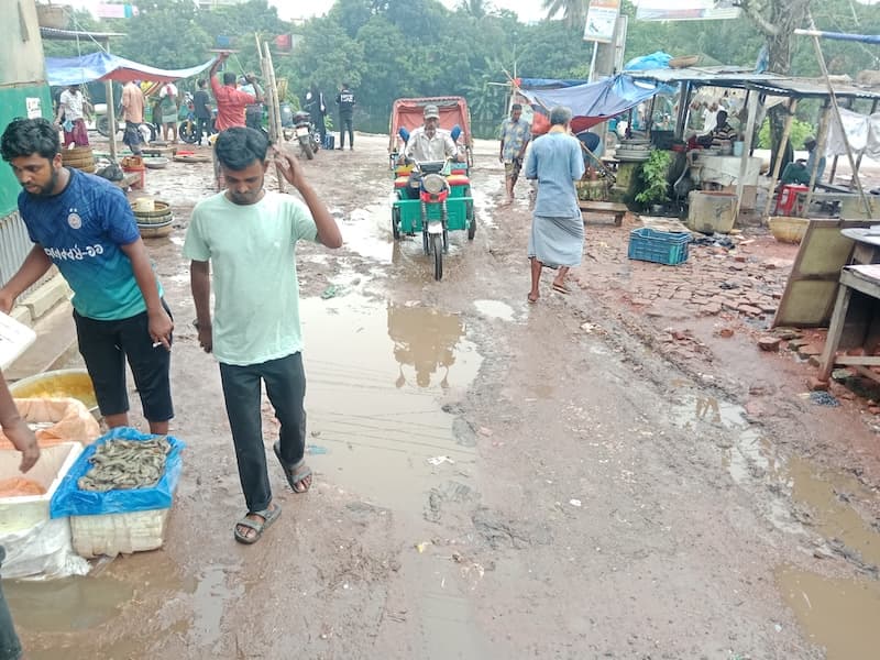 সরাইল উচালিয়াপাড়া রাস্তায় ভোগান্তি চরমে