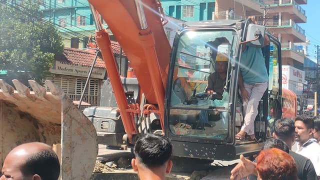 বাঁকখালী নদী উচ্ছেদে গেলে সড়ক অবরোধ ভাংচুর