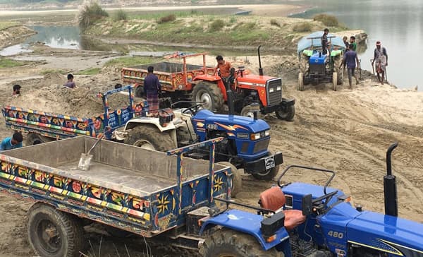 নবাবগঞ্জে অবৈধ বালু উত্তোলন রোধে অভিযান, সরঞ্জামাদি জব্দ