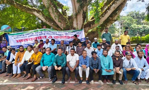 খাগড়াছড়িতে সাংবাদিকদের নিরাপত্তা ও স্বাধীনতা নিশ্চিতের দাবিতে মানববন্ধন 