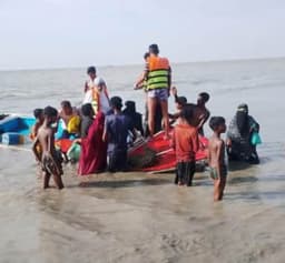 মেঘনায় স্রোতের তোড়ে ডুবলো স্পিডবোট, প্রাণে বাঁচলেন ২৮ যাত্রী
