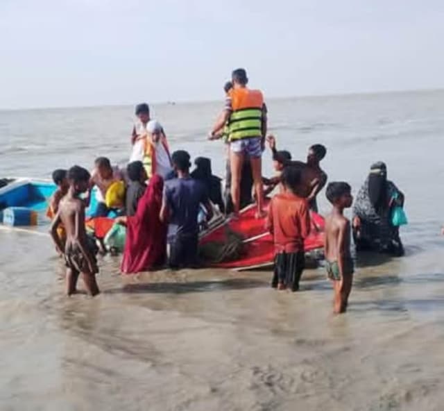 মেঘনায় স্রোতের তোড়ে ডুবলো স্পিডবোট, প্রাণে বাঁচলেন ২৮ যাত্রী