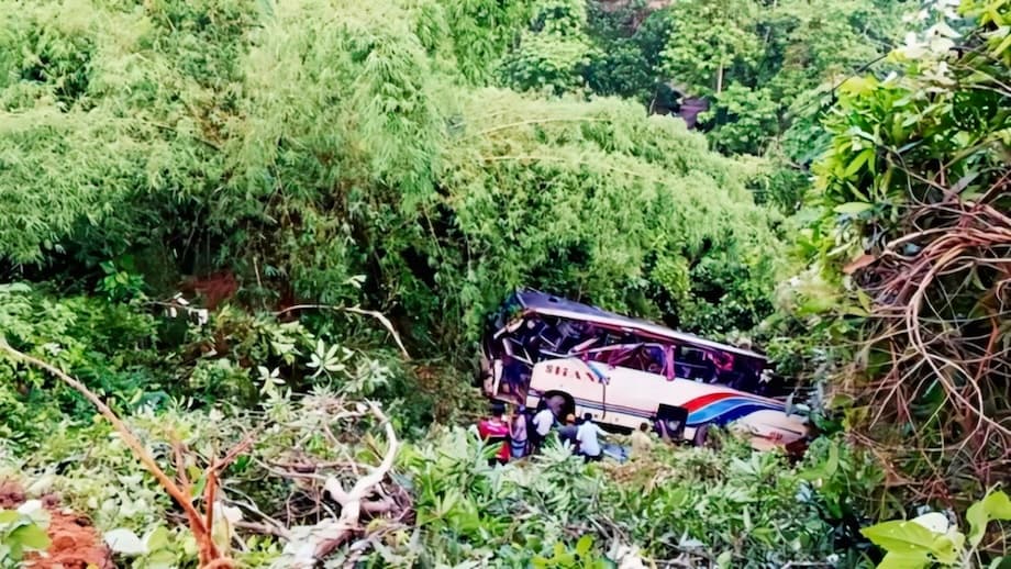 খাগড়াছড়িতে বাস খাদে, গুরুতর আহত দুইজন