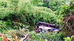 খাগড়াছড়িতে বাস খাদে, গুরুতর আহত দুইজন