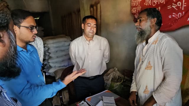 গোয়ালন্দে অবৈধ সার বিক্রিতে ডিলারকে জরিমানা