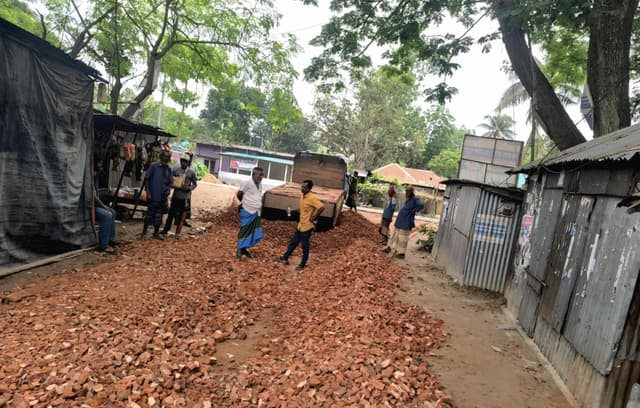 সিরাজগঞ্জে নিম্নমানের উপকরণে পাকা রাস্তার কাজ, ক্ষুব্ধ এলাকাবাসী