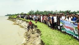 সিরাজগঞ্জে নদীভাঙন রোধে এলাকাবাসীর মানববন্ধন