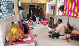রাজবাড়ীতে হাসপাতালের মেঝেতে চলছে ডায়রিয়া রোগীর চিকিৎসা