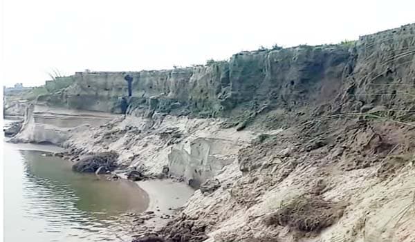 অসময়ে পদ্মার ভাঙনে আতঙ্কে দেবগ্রামবাসী, বিলীন কৃষিজমি