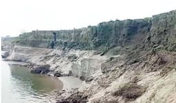 অসময়ে পদ্মার ভাঙনে আতঙ্কে দেবগ্রামবাসী, বিলীন কৃষিজমি