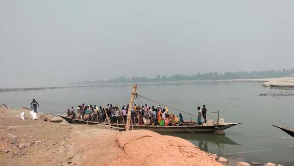 নৌকা-ই ভরসা, সেতুর অপেক্ষায় শালজোড়বাসীর জীবনযুদ্ধ