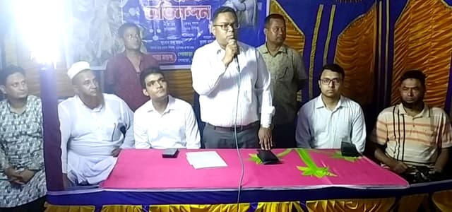 হাকিমপুরে পূজা মণ্ডপ পরিদর্শনে অতিরিক্ত জেলা প্রশাসক হাবিবুল হাসান