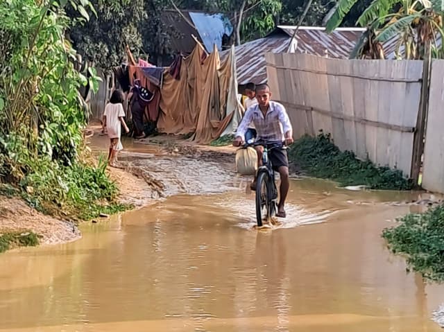 দমদমবাসীর কষ্টের আরেক নাম ‘রাস্তা’: চলতে গিয়ে যেন হাঁটু পানির পুকুর পাড়ি