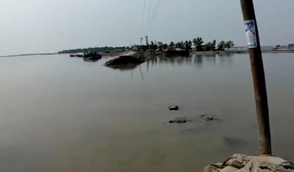 জলবায়ু পরিবর্তনে ভাঙা বাঁধে ভেসে যাচ্ছে আশাশুনি