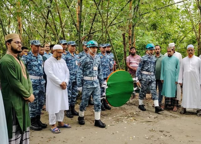 মাহতাবের সমাধিতে বিমান বাহিনীর শ্রদ্ধা ও মোনাজাত