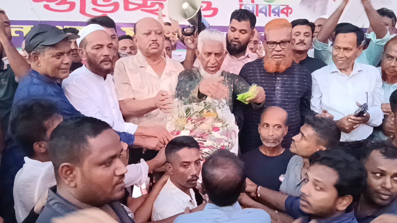 হিজলায় সাবেক এমপি মেজবাহউদ্দিন ফরহাদের পথসভা ও পূজামণ্ডপ পরিদর্শন