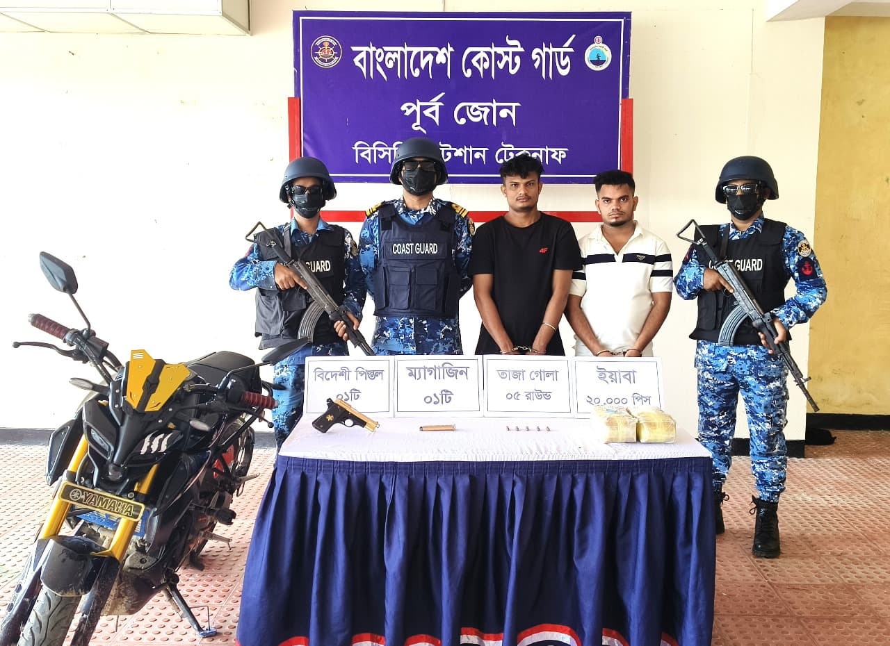 টেকনাফে বিদেশি পিস্তল ও ২০ হাজার ইয়াবা সহ দুই পাচারকারী আটক