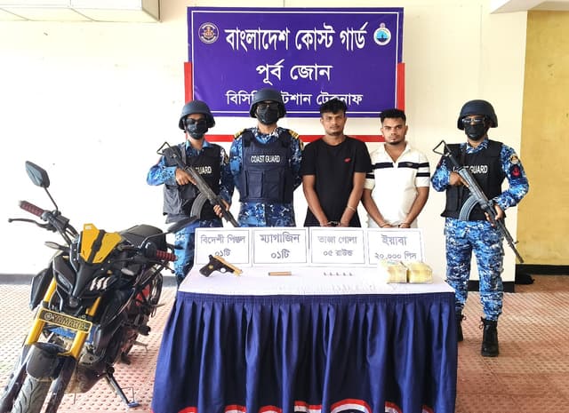 টেকনাফে বিদেশি পিস্তল ও ২০ হাজার ইয়াবা সহ দুই পাচারকারী আটক