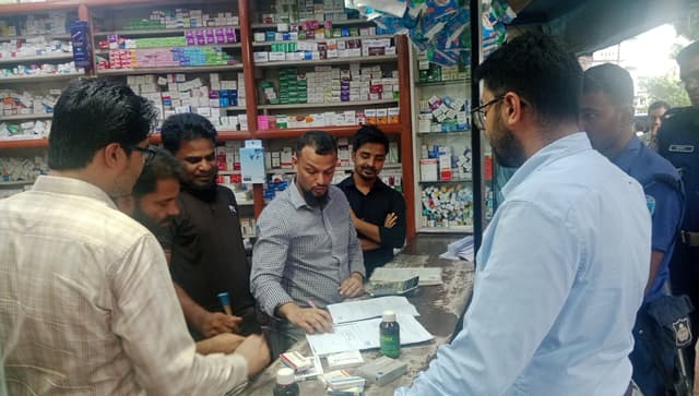 টেকনাফে ভ্রাম্যমান আদালতের অভিযানে পাঁচ ফার্মেসিকে জরিমানা