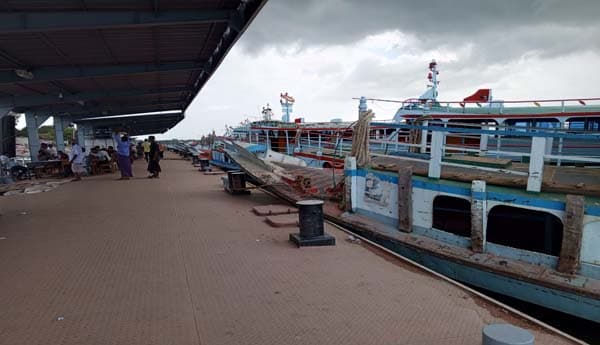 খোলা পন্টুনে দৌলতদিয়া-পাটুরিয়া উভয় লঞ্চঘাটে ভোগান্তি ! 