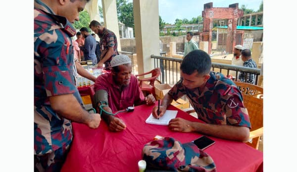 টেকনাফে ১৭৮ জন অসহায়কে ফ্রি চিকিৎসা দিল বিজিবি