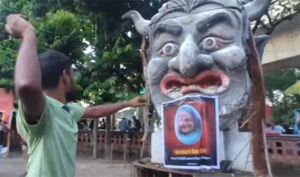 টিএসসিতে ‘দ্য রেড জুলাই’ এর ডিম নিক্ষেপ কর্মসূচি, টার্গেট হাসিনা
