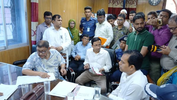 বরিশাল হাসপাতাল পরিদর্শনে স্বাস্থ্যমন্ত্রী, অনিয়মে কর্মকর্তাকে ক্লোজড