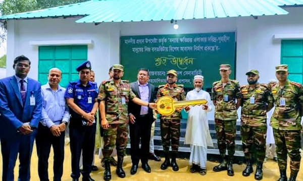 বন্যার্তদের নিজভিটায় ঘর দিলেন প্রধান উপদেষ্টা