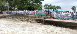 কুয়াকাটা সৈকত রক্ষায় মানববন্ধন, দ্রুত পদক্ষেপের দাবি স্থানীয়দের