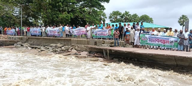 কুয়াকাটা সৈকত রক্ষায় মানববন্ধন, দ্রুত পদক্ষেপের দাবি স্থানীয়দের