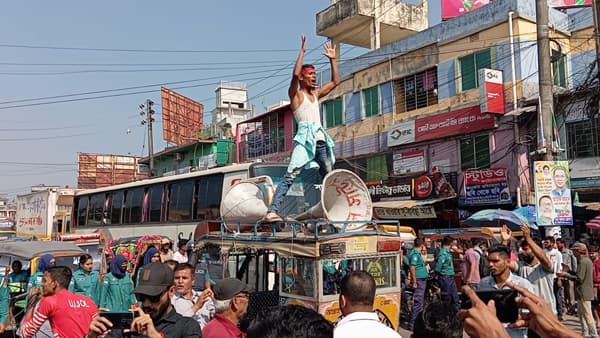 ১৭ দিনেও সাড়া দেয়নি মালিকপক্ষ, এবার মহাসড়ক অবরোধ অপসোনিন শ্রমিকদের