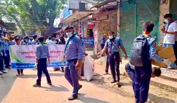 ডেঙ্গু প্রতিরোধে বাংলাহিলি বাজারে পরিস্কার অভিযান