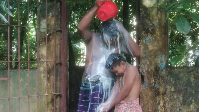 বিবাহ বিচ্ছেদের পর দুধ দিয়ে গোসল করেছেন গোপালগঞ্জের সাইফুল