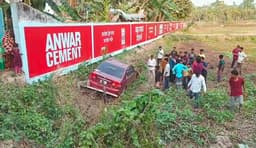 ঝালকাঠিতে নৌ কর্মকর্তা’র প্রাইভেটকার খাদে পড়ে শিশু নিহত