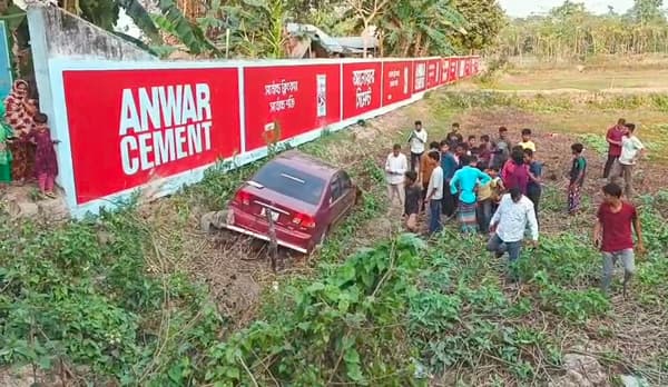 ঝালকাঠিতে নৌ কর্মকর্তা’র প্রাইভেটকার খাদে পড়ে শিশু নিহত