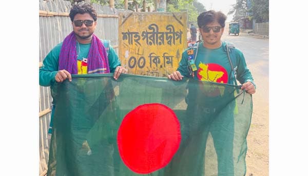 টেকনাফ থেকে তেঁতুলিয়া পায়ে হেঁটে সচেতনতার বার্তা দুই তরুণের