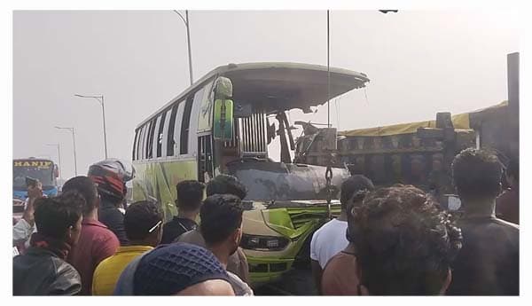 মাদারীপুরে বাস–ট্রাক সংঘর্ষে নিহত ৩, আহত অন্তত ১৫