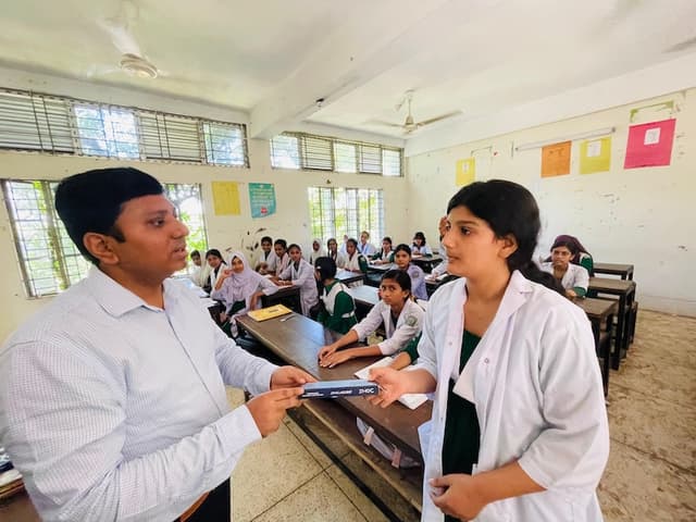 সরাইলের স্কুলে শিক্ষার্থীদের ক্লাস নিলেন ইউএনও মো. মোশারফ হোসাইন