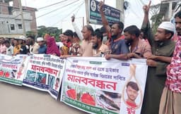 চট্রগ্রামে ট্রাকচালক হানিফ ফকির হত্যার প্রতিবাদে কুয়াকাটায় মানববন্ধন